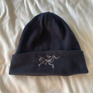 Arc’teryx navy blue beanie one size